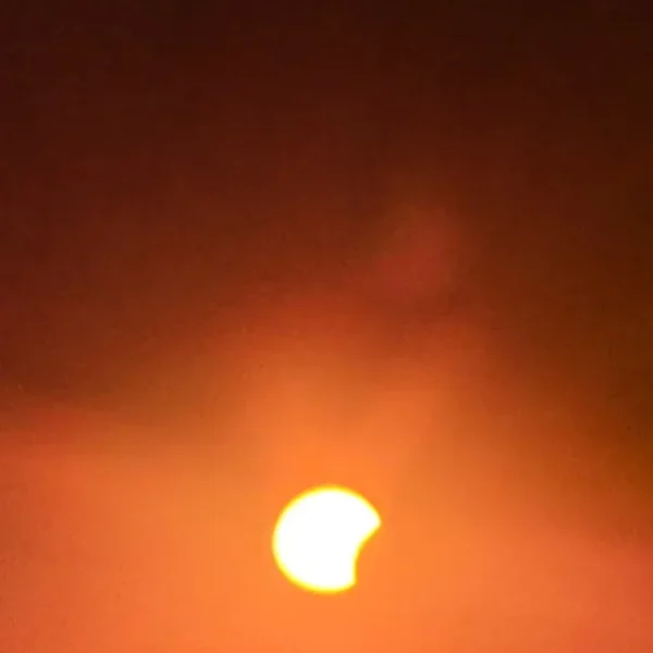 ACTUALIZARE | Cum s-a văzut și simțit eclipsa de Soare în municipiu și din dronă de pe Dealul Șiriei