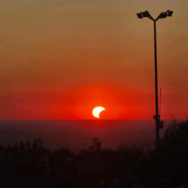 ACTUALIZARE | Cum s-a văzut și simțit eclipsa de Soare în municipiu și din dronă de pe Dealul Șiriei