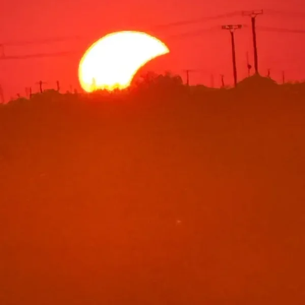 ACTUALIZARE | Cum s-a văzut și simțit eclipsa de Soare în municipiu și din dronă de pe Dealul Șiriei