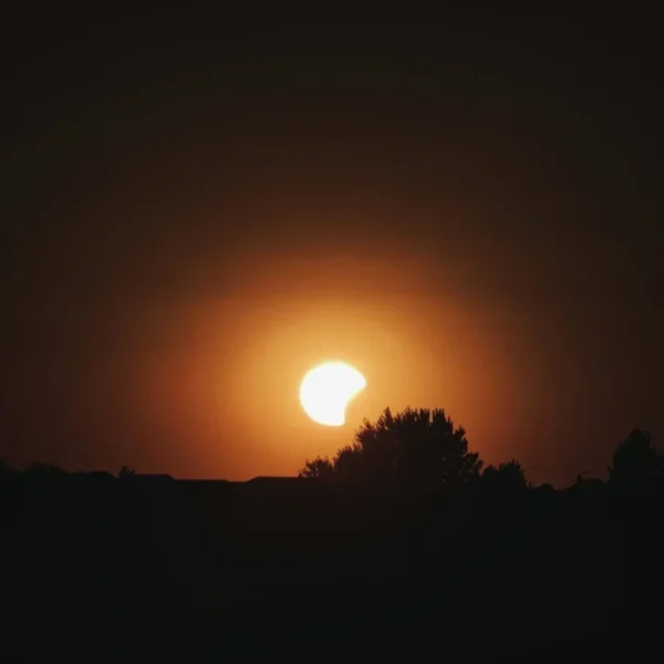 ACTUALIZARE | Cum s-a văzut și simțit eclipsa de Soare în municipiu și din dronă de pe Dealul Șiriei