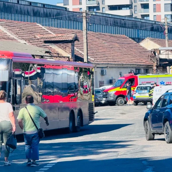 Explozie urmată de incendiu în incinta CTP Arad, de pe Calea Victoriei | Un bărbat a fost transportat la spital cu arsuri de gradul 3