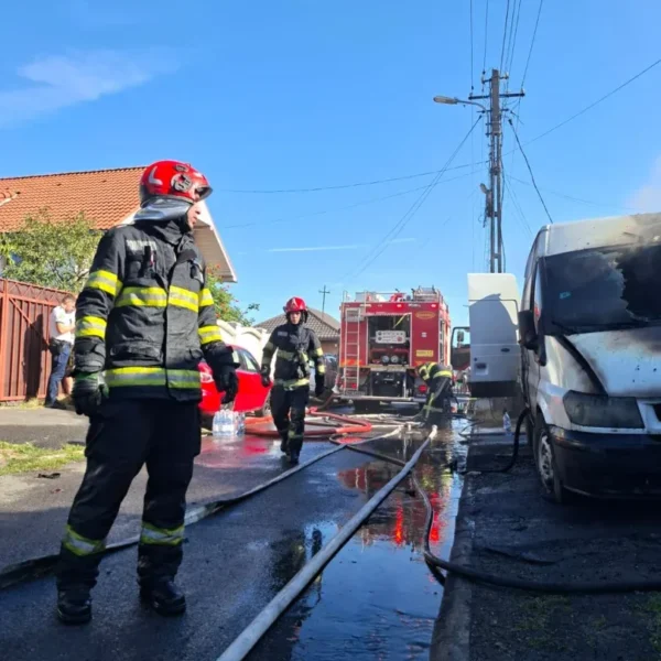 Două victime cu arsuri au fost transportate la spital în urma unui incendiu izbucnit la două garaje de pe strada Str. Junilor