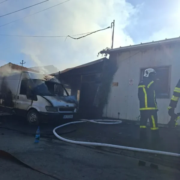 Două victime cu arsuri au fost transportate la spital în urma unui incendiu izbucnit la două garaje de pe strada Str. Junilor