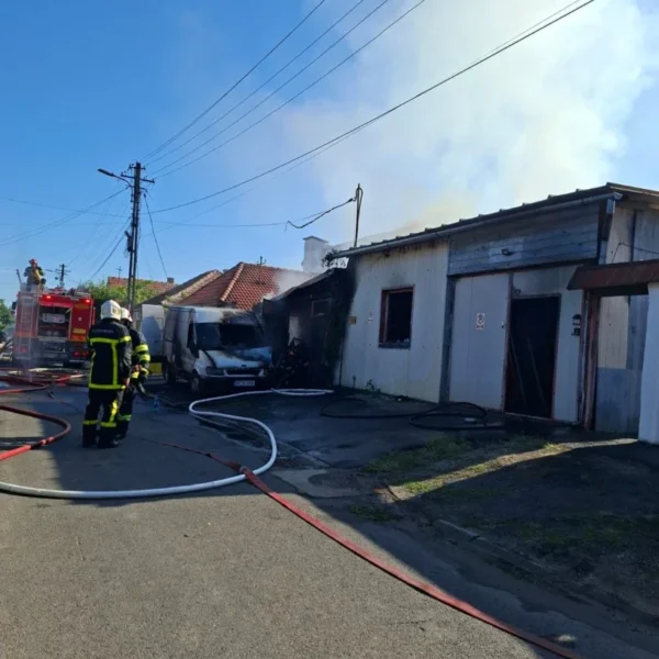Două victime cu arsuri au fost transportate la spital în urma unui incendiu izbucnit la două garaje de pe strada Str. Junilor