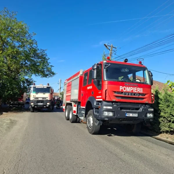 Două victime cu arsuri au fost transportate la spital în urma unui incendiu izbucnit la două garaje de pe strada Str. Junilor