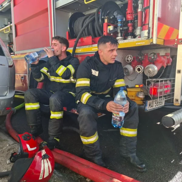 Două victime cu arsuri au fost transportate la spital în urma unui incendiu izbucnit la două garaje de pe strada Str. Junilor