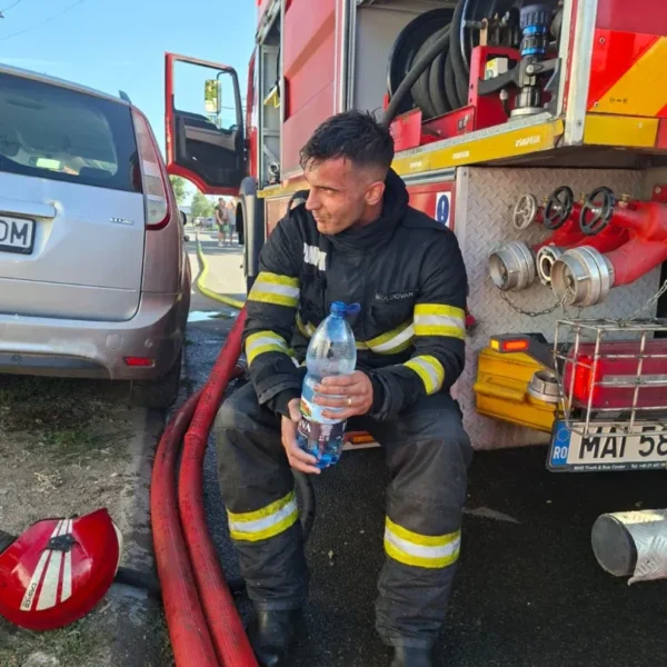 Două victime cu arsuri au fost transportate la spital în urma unui incendiu izbucnit la două garaje de pe strada Str. Junilor