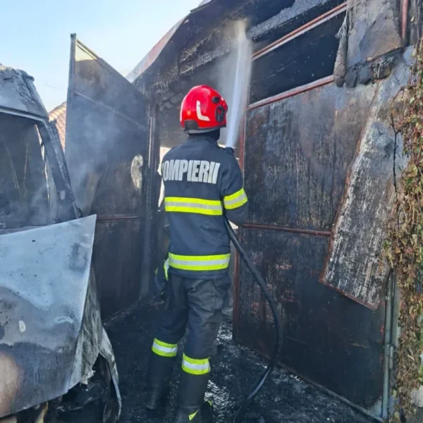 Două victime cu arsuri au fost transportate la spital în urma unui incendiu izbucnit la două garaje de pe strada Str. Junilor