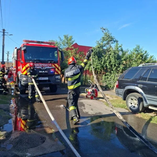 Două victime cu arsuri au fost transportate la spital în urma unui incendiu izbucnit la două garaje de pe strada Str. Junilor