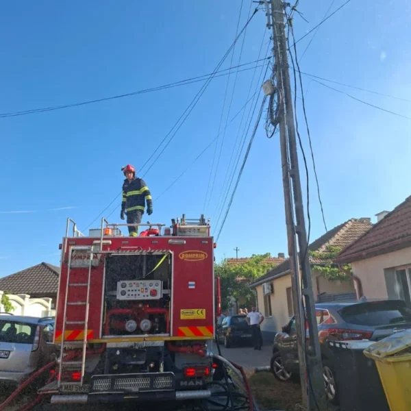 Două victime cu arsuri au fost transportate la spital în urma unui incendiu izbucnit la două garaje de pe strada Str. Junilor