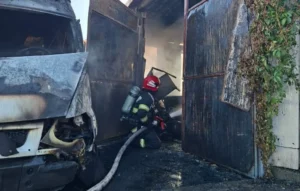 Două victime cu arsuri au fost transportate la spital în urma unui incendiu izbucnit la două garaje de pe strada Str. Junilor