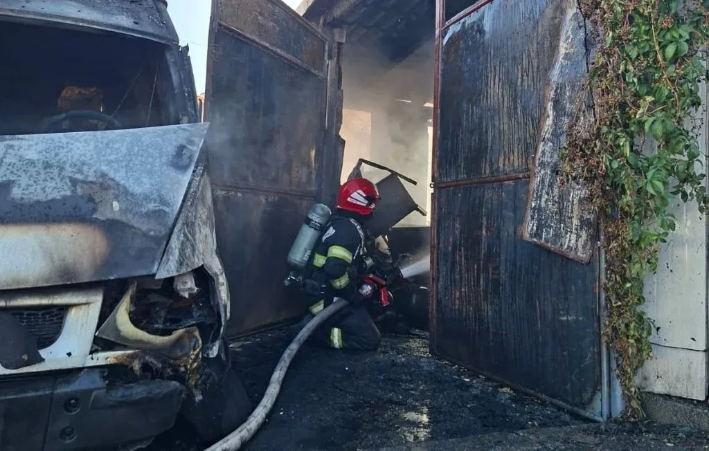 Două victime cu arsuri au fost transportate la spital în urma unui incendiu izbucnit la două garaje de pe strada Str. Junilor