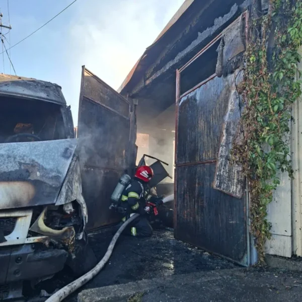 Două victime cu arsuri au fost transportate la spital în urma unui incendiu izbucnit la două garaje de pe strada Str. Junilor