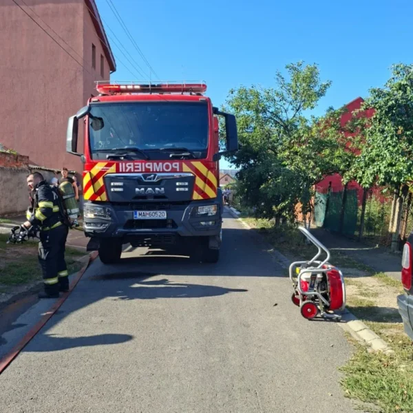 Două victime cu arsuri au fost transportate la spital în urma unui incendiu izbucnit la două garaje de pe strada Str. Junilor