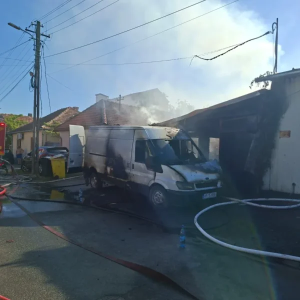 Două victime cu arsuri au fost transportate la spital în urma unui incendiu izbucnit la două garaje de pe strada Str. Junilor