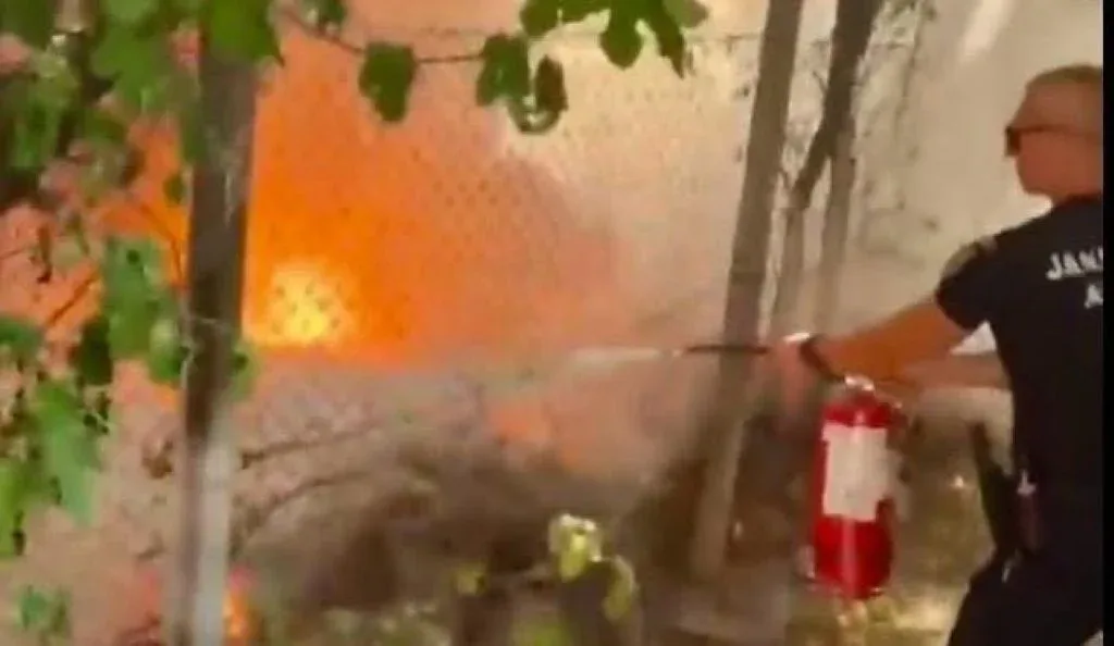 Jandarmii arădeni au intervenit pentru stingerea unui incendiu izbucnit la un garaj în proximitatea Serviciului Județean de Ambulanță Arad