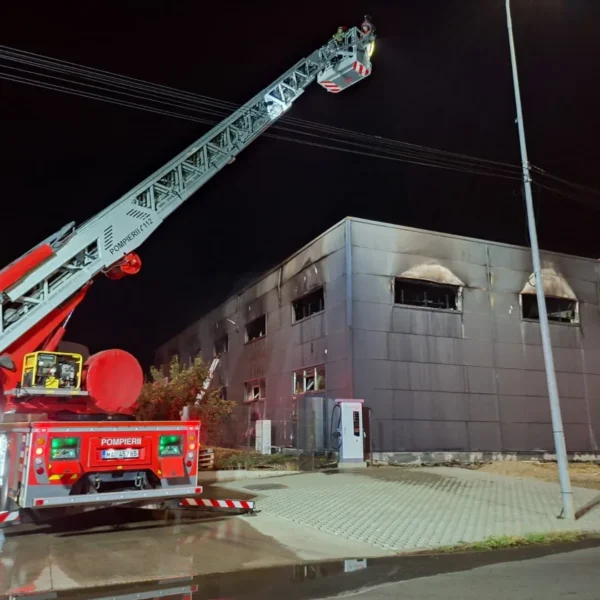 Un incendiu izbucnit la 4 dimineața a mistuit, într-o oră, o hală a unui service auto de pe calea radnei 4 incendiu radnei 2