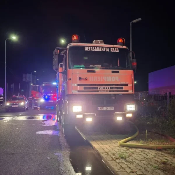 Un incendiu izbucnit la 4 dimineața a mistuit, într-o oră, o hală a unui service auto de pe calea radnei 3 incendiu radnei 3