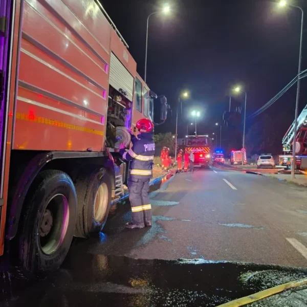 Un incendiu izbucnit la 4 dimineața a mistuit, într-o oră, o hală a unui service auto de pe calea radnei 2 incendiu radnei 4