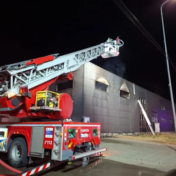 Un incendiu izbucnit la 4 dimineața a mistuit, într-o oră, o hală a unui service auto de pe calea radnei 5 incendiu radnei 5