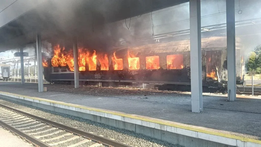 Incendiu la un vagon de călători, în gara Ilteu | Persoanele aflate în tren s-au autoevacuat