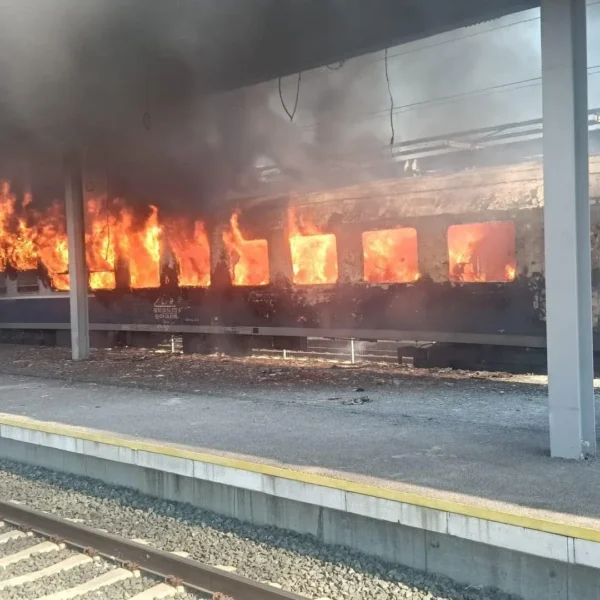 Incendiu la un vagon de călători, în gara Ilteu | Persoanele aflate în tren s-au autoevacuat