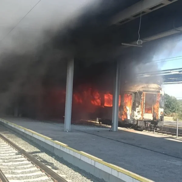 Incendiu la un vagon de călători, în gara Ilteu | Persoanele aflate în tren s-au autoevacuat
