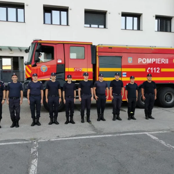 Zece pompieri arădeni au plecat în misiune în Serbia pentru a sprijini operațiunile de stingere a incendiilor din zona Deliblato Sands