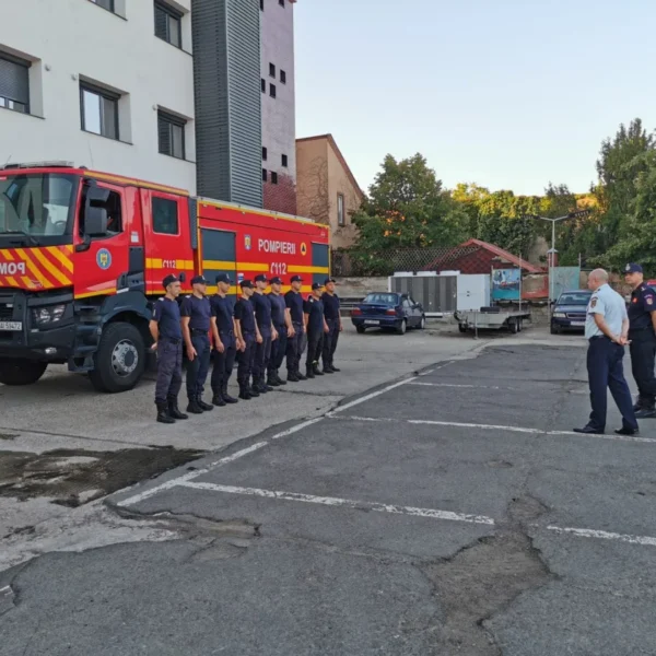 Zece pompieri arădeni au plecat în misiune în Serbia pentru a sprijini operațiunile de stingere a incendiilor din zona Deliblato Sands