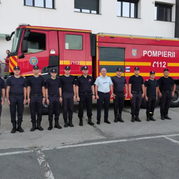 Zece pompieri arădeni au plecat în misiune în Serbia pentru a sprijini operațiunile de stingere a incendiilor din zona Deliblato Sands
