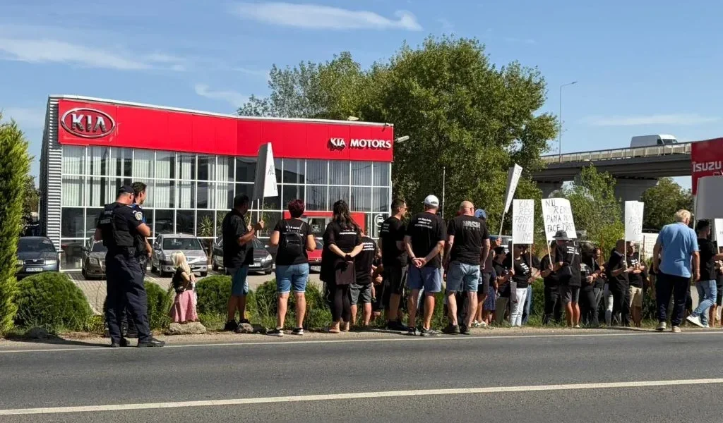 Zeci de păgubiți au protestat în fața sediului fostei reprezentanțe KIA din Arad