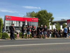 Zeci de păgubiți au protestat în fața sediului fostei reprezentanțe KIA din Arad