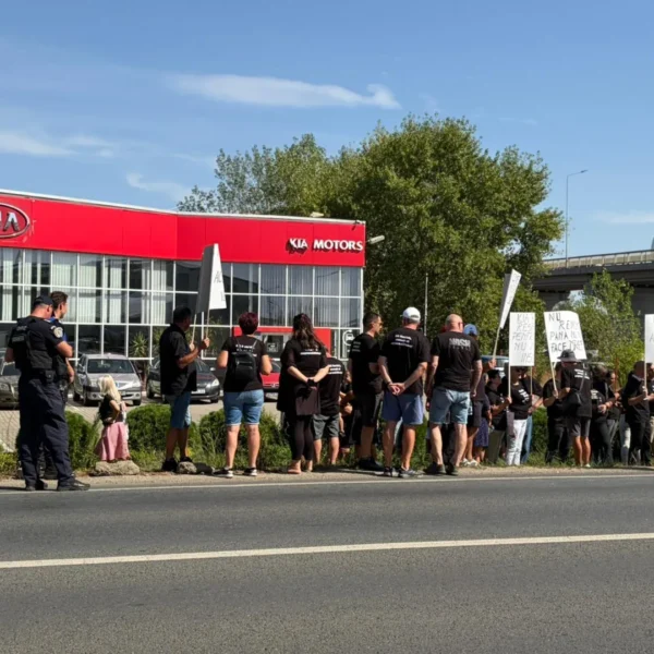 Zeci de păgubiți au protestat în fața sediului fostei reprezentanțe KIA din Arad