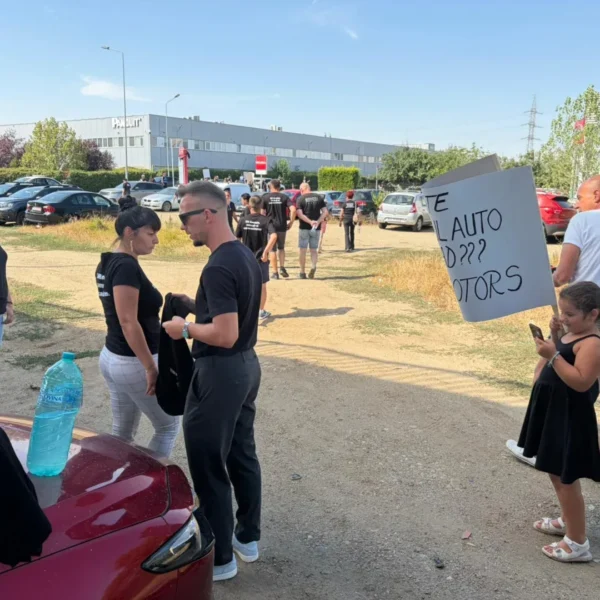Zeci de păgubiți au protestat în fața sediului fostei reprezentanțe KIA din Arad