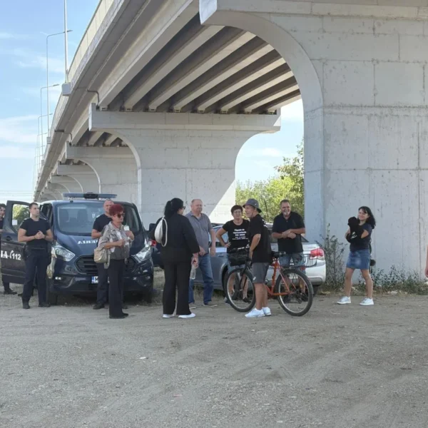 Zeci de păgubiți au protestat în fața sediului fostei reprezentanțe KIA din Arad
