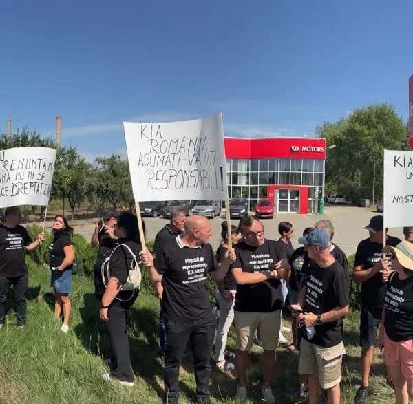 Zeci de păgubiți au protestat în fața sediului fostei reprezentanțe KIA din Arad