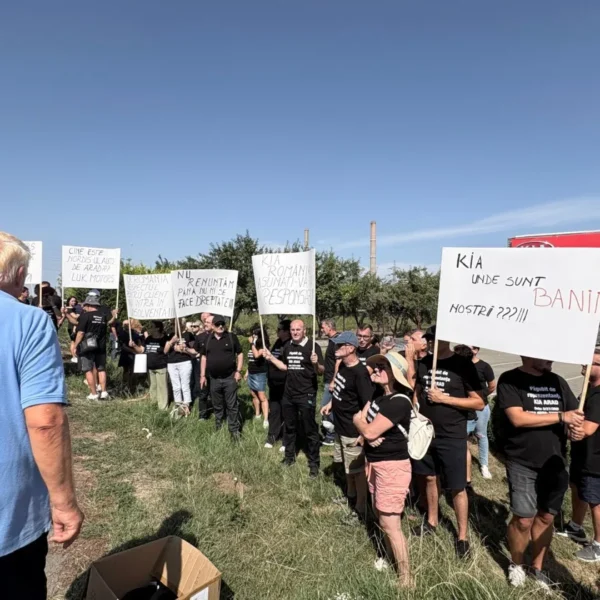 Zeci de păgubiți au protestat în fața sediului fostei reprezentanțe KIA din Arad