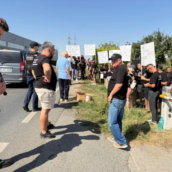 Zeci de păgubiți au protestat în fața sediului fostei reprezentanțe KIA din Arad