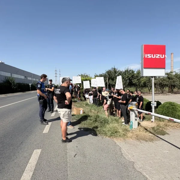 Zeci de păgubiți au protestat în fața sediului fostei reprezentanțe KIA din Arad