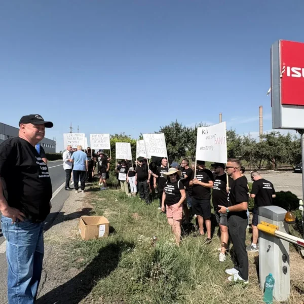 Zeci de păgubiți au protestat în fața sediului fostei reprezentanțe KIA din Arad