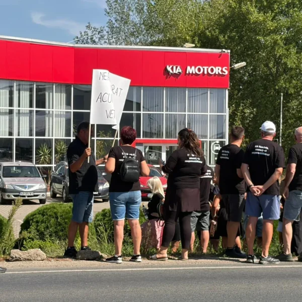 Zeci de păgubiți au protestat în fața sediului fostei reprezentanțe KIA din Arad