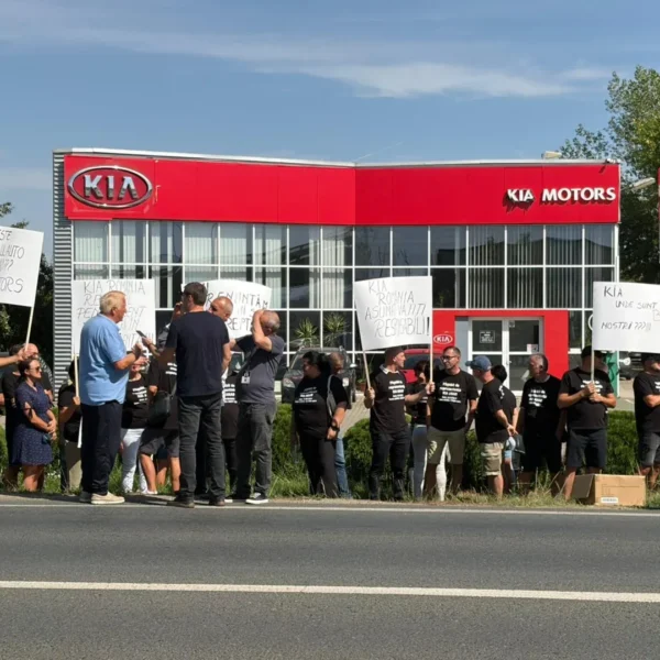 Zeci de păgubiți au protestat în fața sediului fostei reprezentanțe KIA din Arad