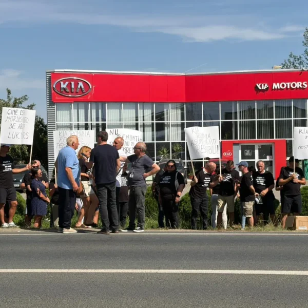 Zeci de păgubiți au protestat în fața sediului fostei reprezentanțe KIA din Arad