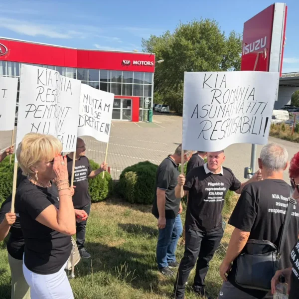 Zeci de păgubiți au protestat în fața sediului fostei reprezentanțe KIA din Arad