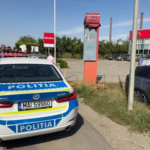 Zeci de păgubiți au protestat în fața sediului fostei reprezentanțe KIA din Arad
