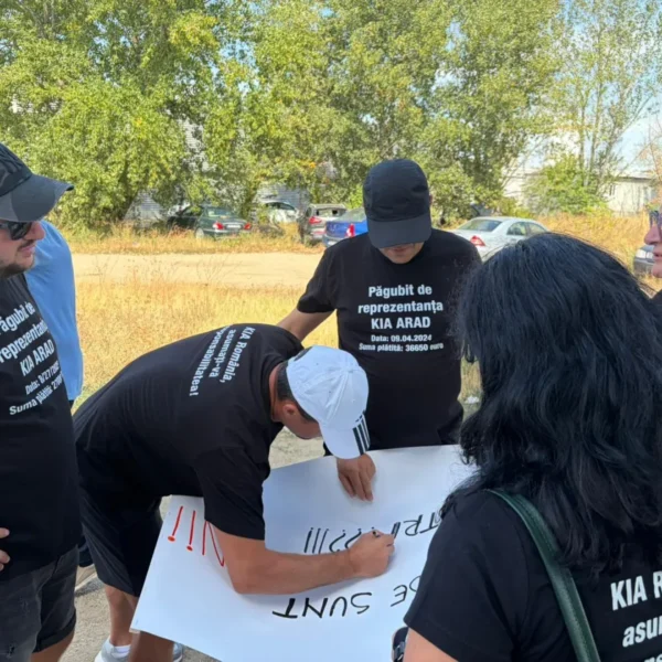 Zeci de păgubiți au protestat în fața sediului fostei reprezentanțe KIA din Arad