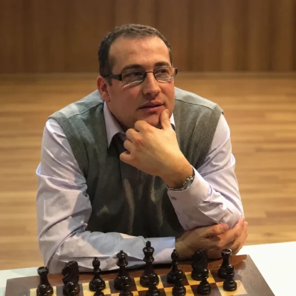 Maestrul Internațional de șah Ranko Szuhanek își lansează la Timișoara volumul The Risk Assessment in Chess