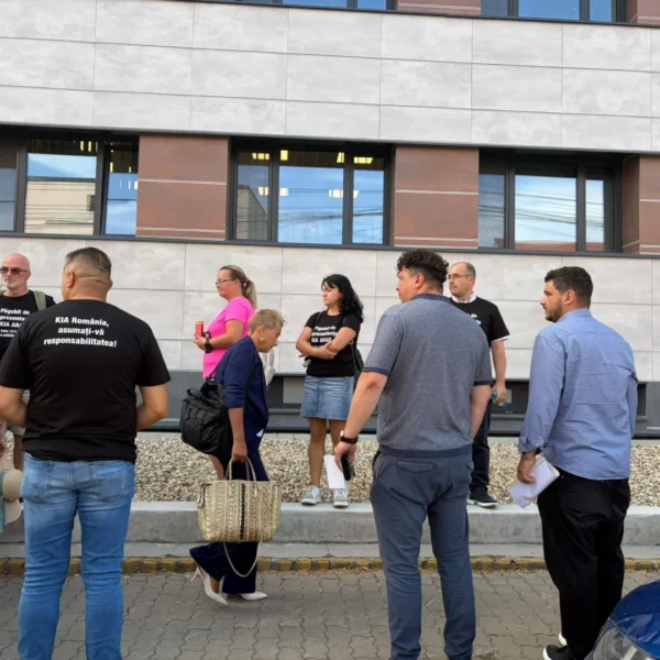 Reprezentanții KIA România au fost audiați la Arad în dosarul de înșelăciune | Zeci de păgubiți s-au adunat în fața sediului Poliției purtând tricouri personalizate cu suma pe care au achitat-o dealerului auto pentru mașinile pe care nu le-au mai primit