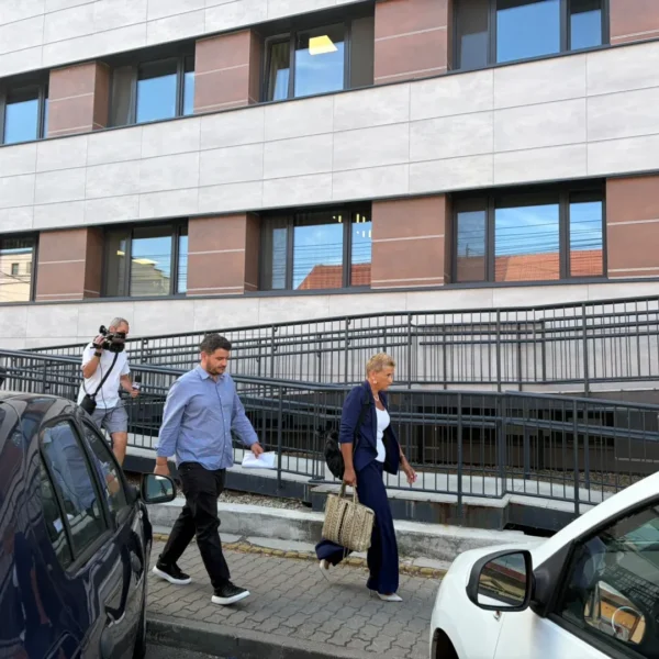 Reprezentanții KIA România au fost audiați la Arad în dosarul de înșelăciune | Zeci de păgubiți s-au adunat în fața sediului Poliției purtând tricouri personalizate cu suma pe care au achitat-o dealerului auto pentru mașinile pe care nu le-au mai primit