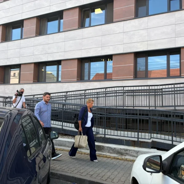 Reprezentanții KIA România au fost audiați la Arad în dosarul de înșelăciune | Zeci de păgubiți s-au adunat în fața sediului Poliției purtând tricouri personalizate cu suma pe care au achitat-o dealerului auto pentru mașinile pe care nu le-au mai primit